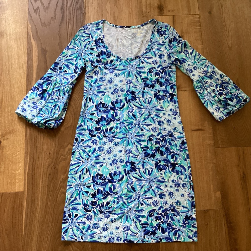 Lilly Pulitzer Carlile Small Blue Iris High Mainten Blouson Sleeve Pima Beach - Picture 3 of 12